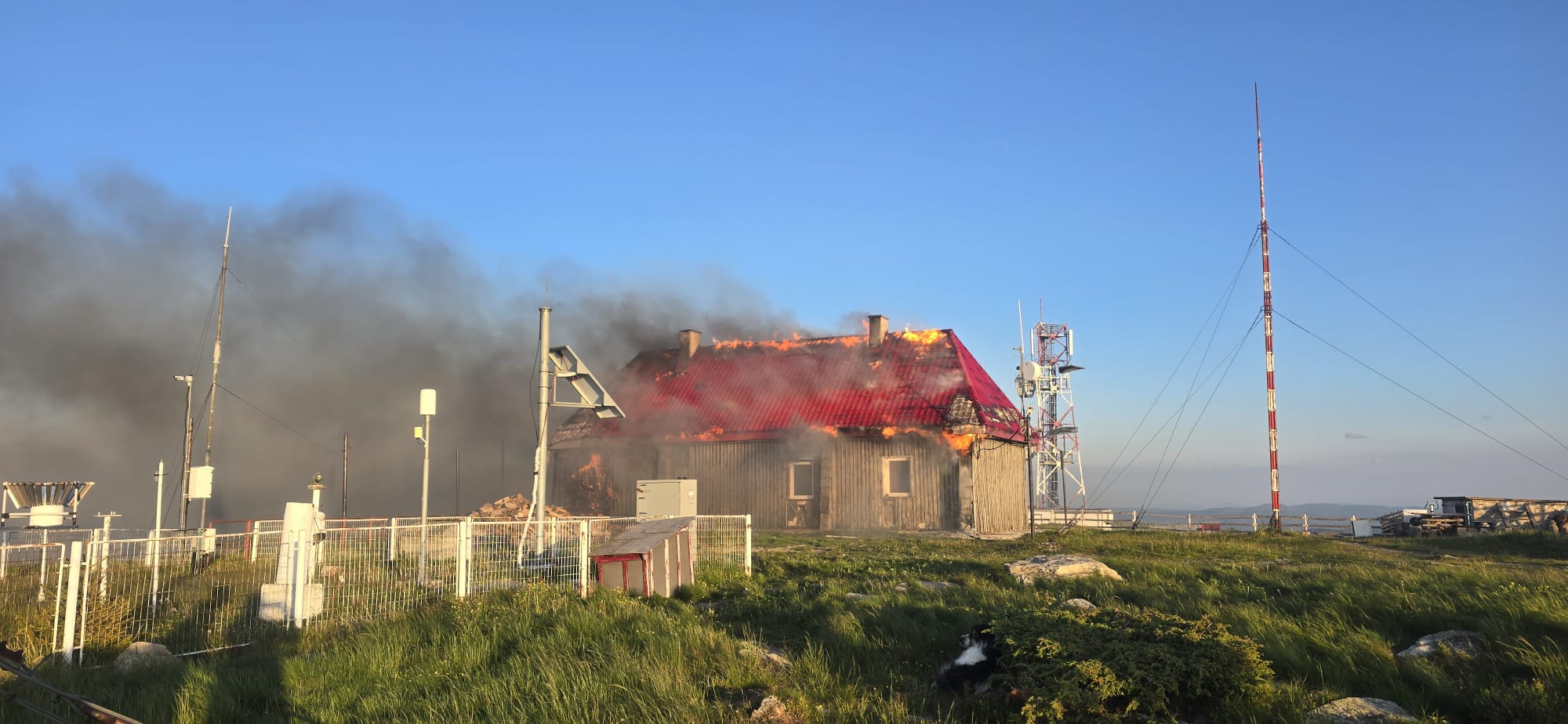 Staţia meteorologică de pe Vârful Vlădeasa din Cluj a ars într-un incendiu| Foto: ISU Cluj