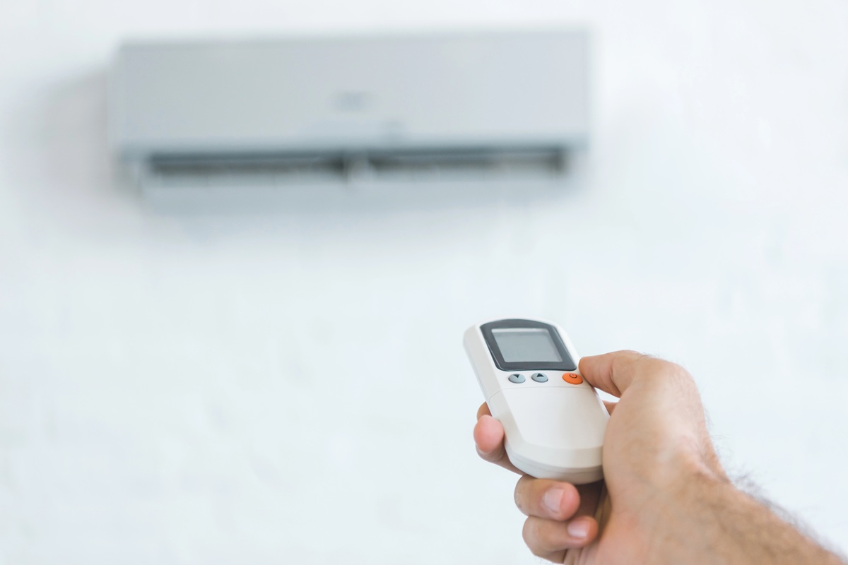 Specialiștii HVAC recomandă setarea aerului condiționat la 24-26°C în timpul valurilor de căldură pentru eficiență energetică optimă. Foto: Depositphotos.com