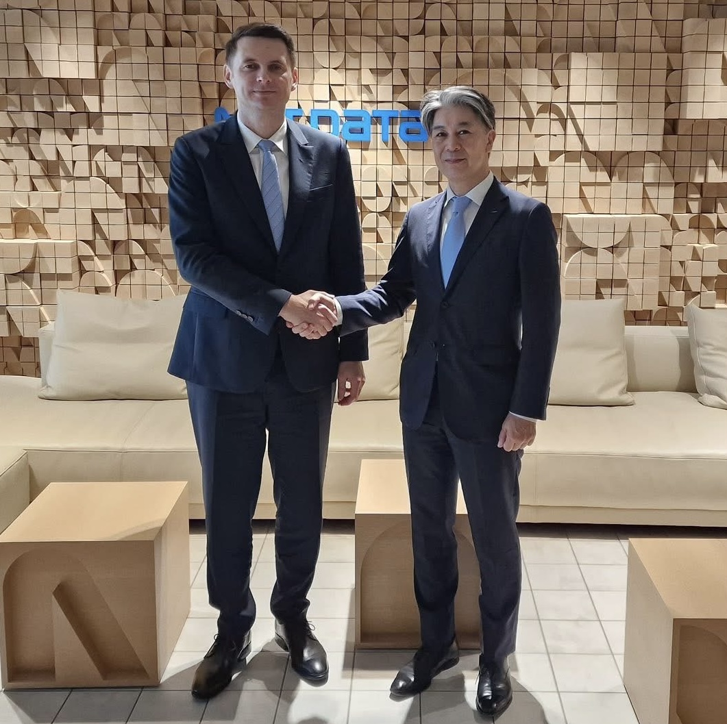 Mircea Abrudean, președintele Senatului României, și Tadaoki Nishimura, vicepreședintele executiv al grupului japonez NTT DATA. Foto: Senatul României