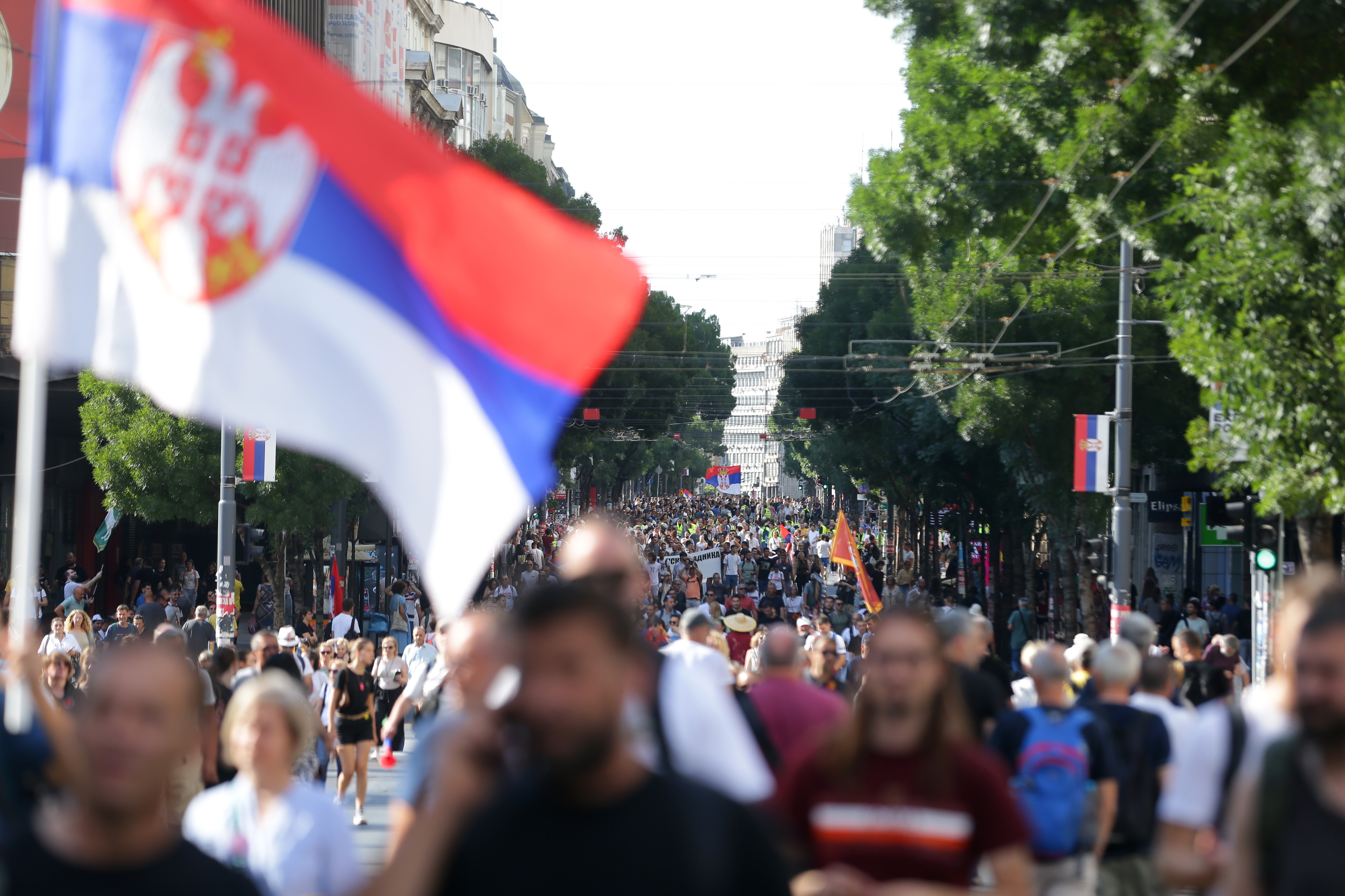 Protestatarii sosesc pentru un miting condus de studenți la Belgrad, Serbia, 28 iunie 2025. Studenții cer responsabilitate și solicită alegeri anticipate după ce șaisprezece persoane au murit când acoperișul gării Novi Sad, recent renovată, s-a prăbușit pe 1 noiembrie 2024. Gara, care fusese redeschisă pe 5 iulie 2024 în urma renovărilor, era în curs de lucrări suplimentare cu puțin timp înainte de incident. Foto: EPA/ANDREJ CUKIC – Agerpres.ro