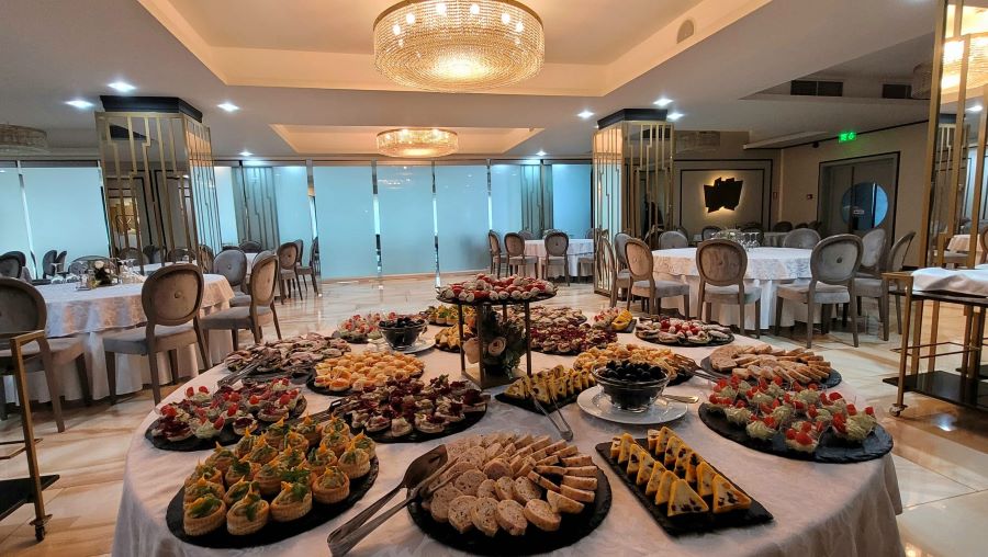 Bufet suedez restaurant Hotel Univers. Sursa foto Univers T.