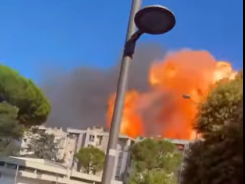 Mai multe persoane au fost rănite, dintre care trei prezintă arsuri grave, după ce o benzinărie a explodat vineri într-un cartier din estul Romei | Foto: captură ecran Worldwire Daily 24/7 - Facebook