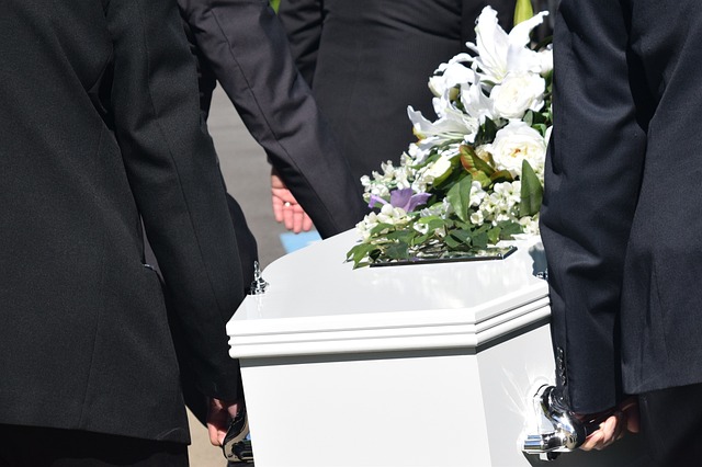 Înmormântări mai scumpe: se majorează tarifele pentru serviciile funerare|Foto: pixabay.com