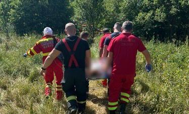 Pompierii i-au scos pe cei doi din bazin și, alături de echipajele medicale, au început manevrele de salvare|Foto: ISU Cluj