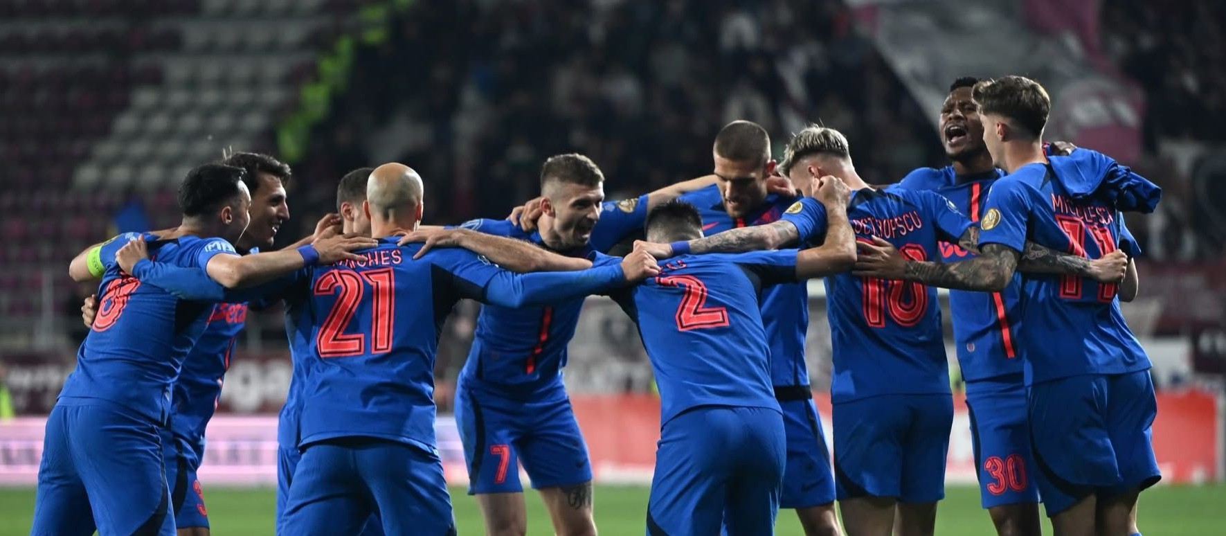 FCSB a câștigat Supercupa cu două goluri marcate din afara careului | Foto: FCSB Facebook