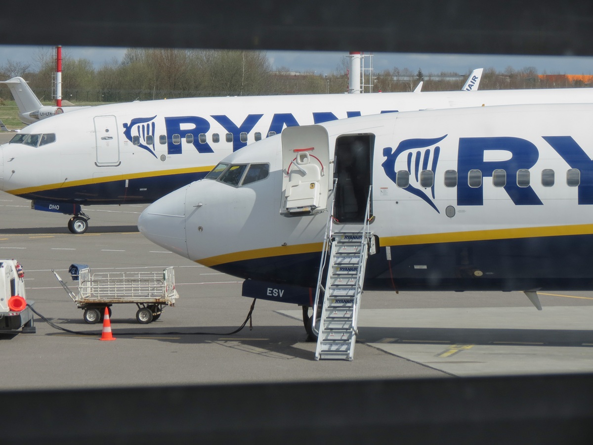 Tânărul Sebbie Hall a cumpărat bilete de loterie pentru toate familiile dintr-un zbor Ryanair și i-a făcut pe pasageri să plângă de emoție. Foto: Depositphotos.com