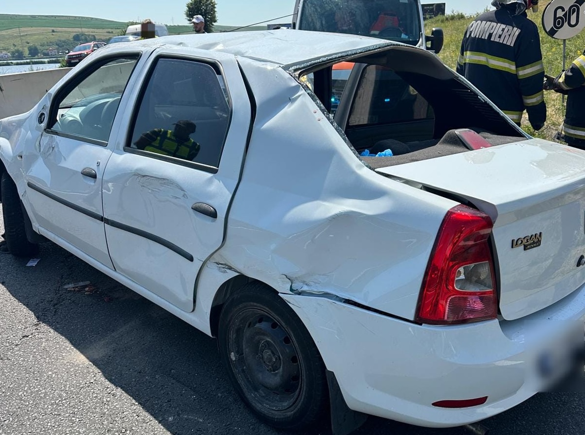 Logan avariat în urma unui accident în Mărtinești | Foto: ISU Cluj
