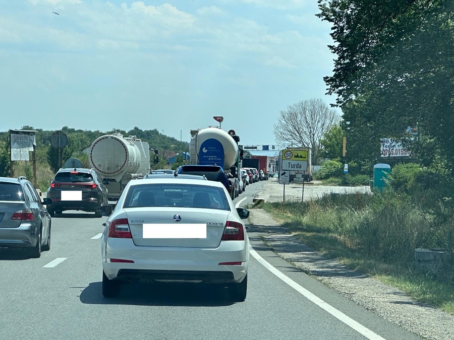 Ambuteiaj la intrare în Turda | Foto: monitorulcj.ro