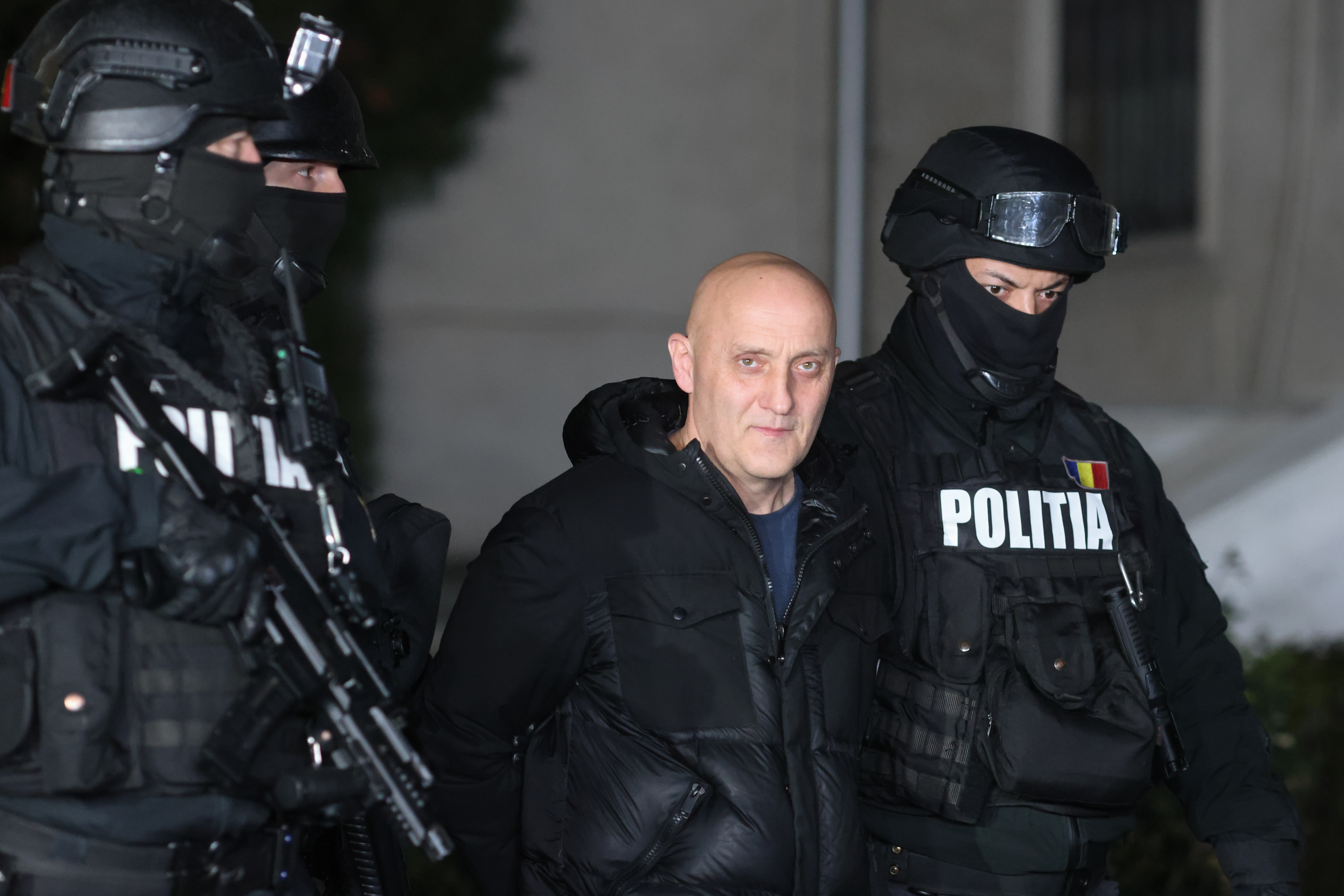 În imagine: Horațiu Potra, escortat de polițiști în afara sediului IPJ Prahova, în Ploiești, 8 decembrie 2024. Inquam Photos / George Călin