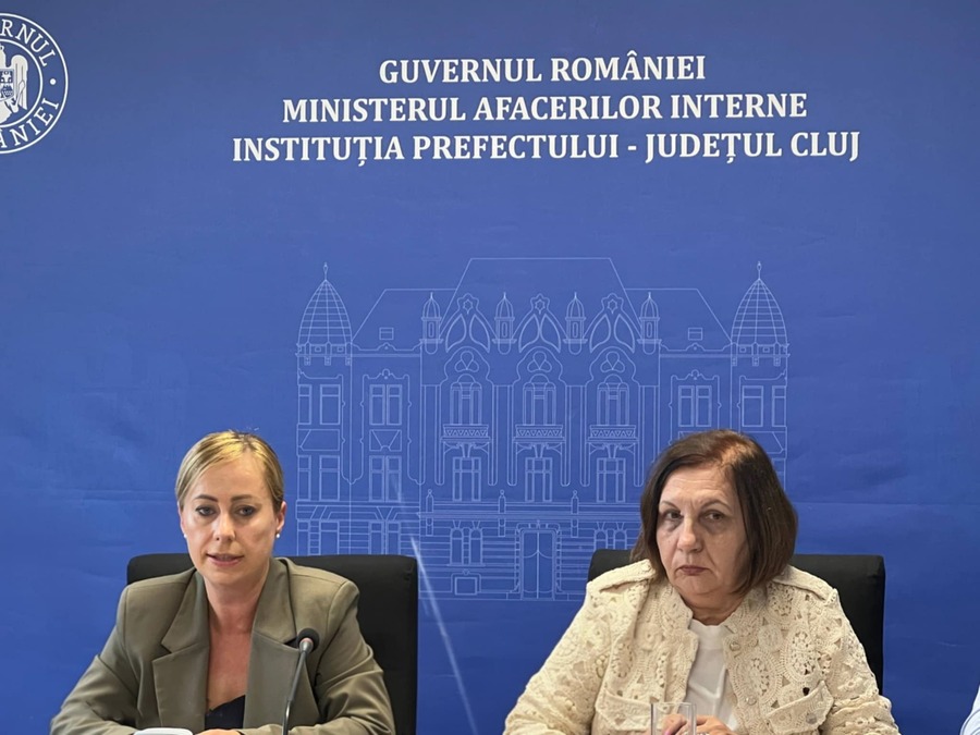 În imagine: Prefectul Clujului, Maria Forna (stânga) și Elena Mateecu, directorul Administrației Naționale de Meteorologie (drepta), la sediul Prefecturii Cluj, 9 iulie 2025 | Foto: monitoruldecj.ro
