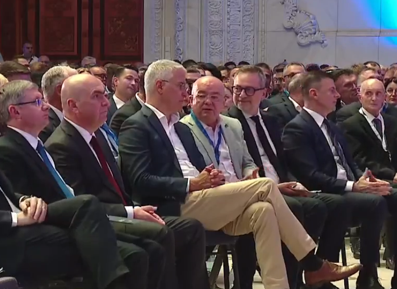 Emil Boc, la congresul PNL: „E frustrant că vorbim din nou de măsuri de austeritate. Dacă se păstrau cele din 2010, România era azi în altă ligă”| Foto: PNL - Facebook