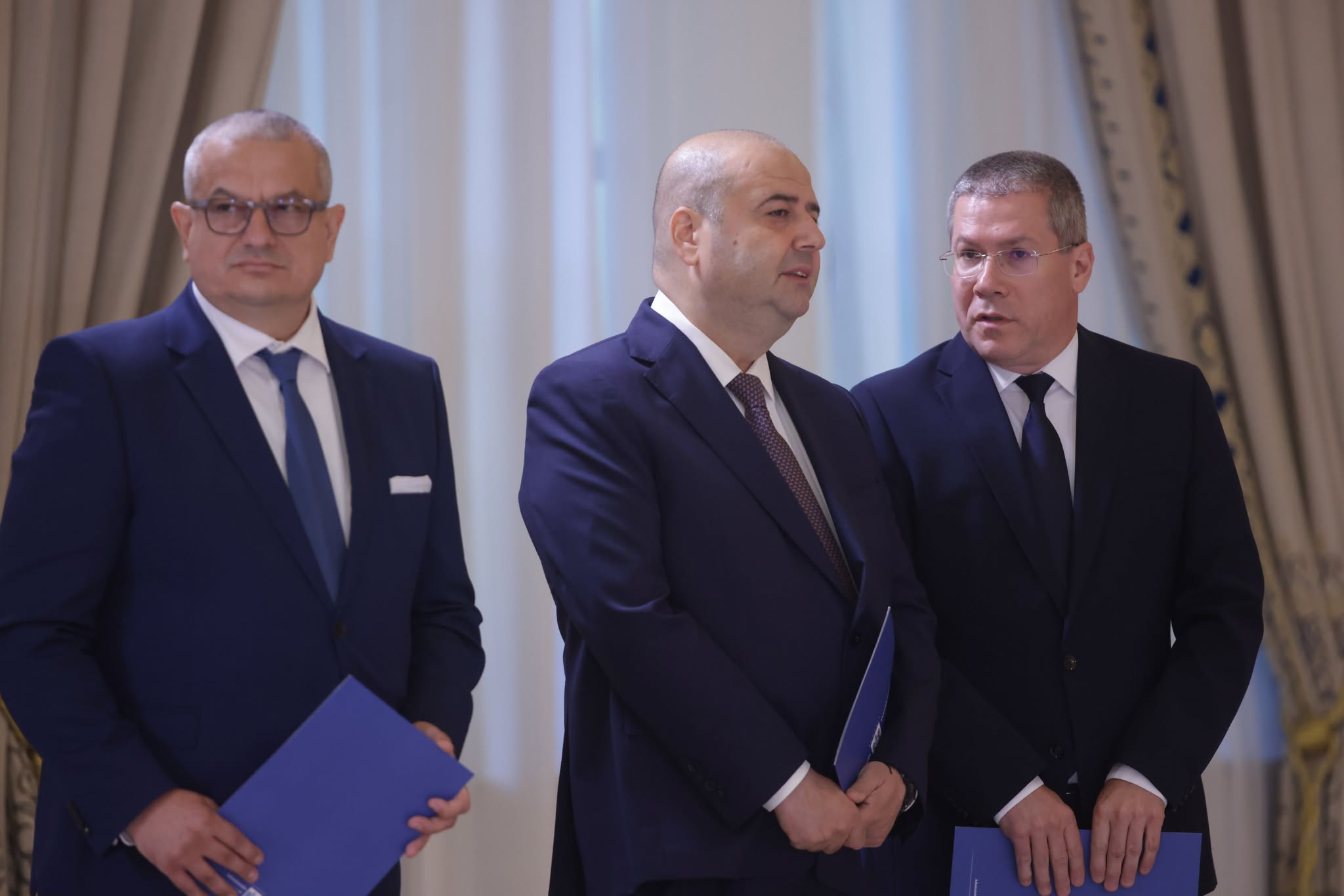 Cei trei noi judecători la Curtea Constituțională a României (CCR), Mihai Busuioc, Asztalos Csaba și Dacian Cosmin Dragoș, au depus jurământul, duminică, la Palatul Cotroceni | Foto: Inquam Photos / George Călin