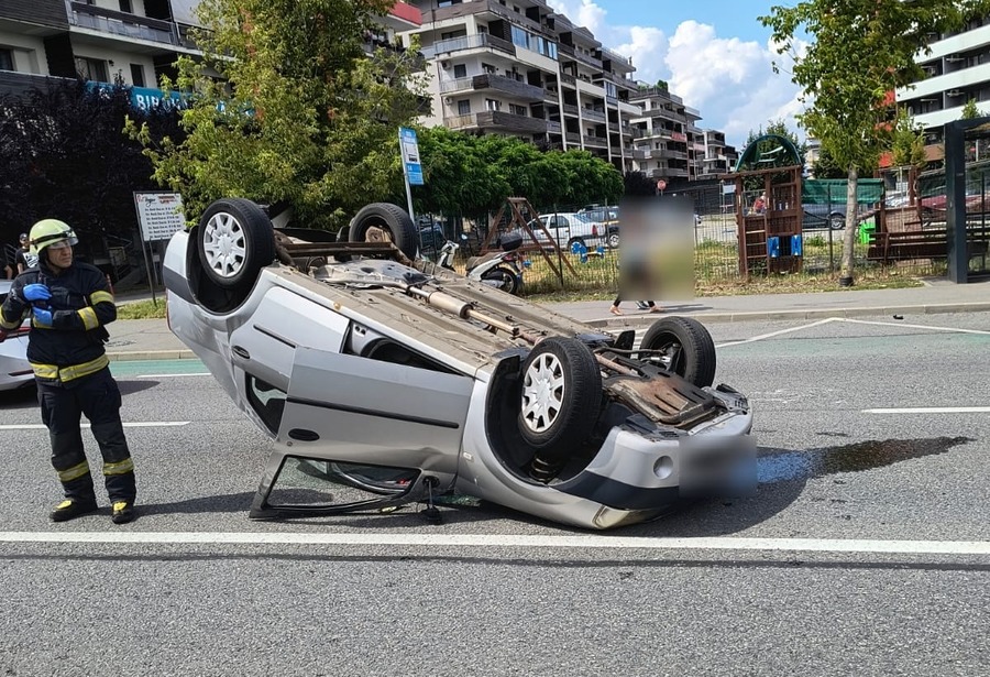 O mașină s-a răsturnat în cartierul Bună Ziua din Cluj-Napoca | Foto: ISU Cluj