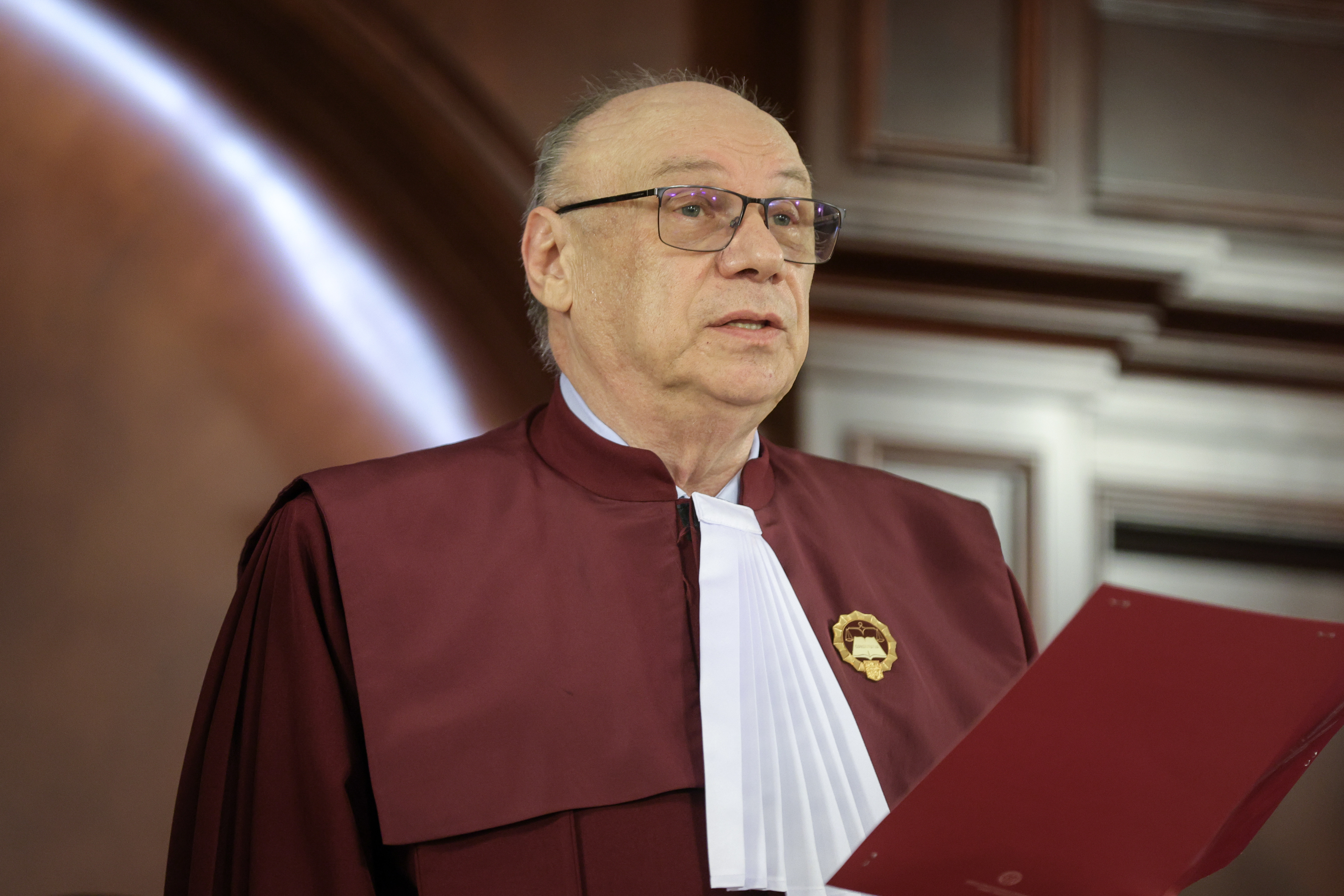 Președintele CCR, Marian Enache, participă la ședința solemnă pentru confirmarea și validarea rezultatului alegerilor pentru funcția de președinte al României, la sediul CCR.|Foto: RADU TUTA / AGERPRES FOTO