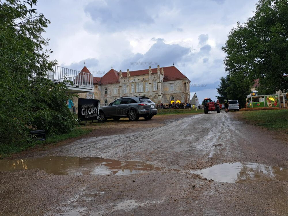 În așteptarea deschiderii porților la Bonțida plouă de rupe | Foto: Bianca Preda - monitorulcj.ro