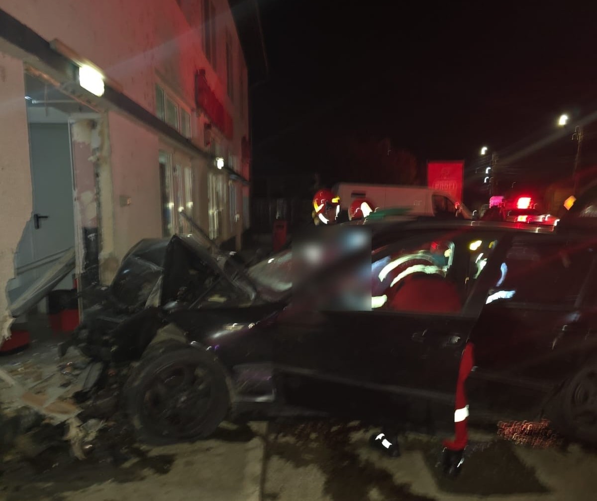 Doi bărbați răniți, extrași de pompieri dintr-un autoturism ieșit în decor| Foto: ISU Cluj