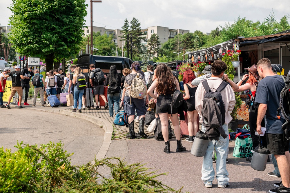 Și în acest an, poți să ajungi la Bonțida direct de la Iulius Mall, unde este amplasat una dintre cele două Electric Bus Station|Foto: Iulius Mall