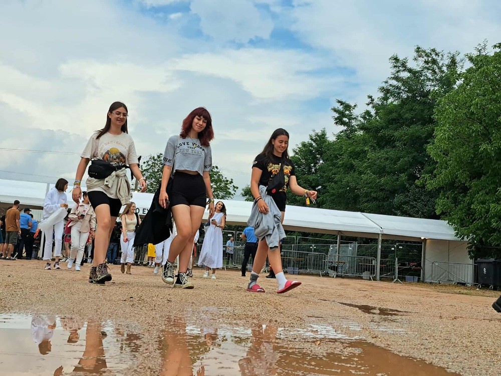 Tinerii au trecut porțile Castelului Banffy de la Bonțida în așteptarea concertului lui Justin Timberlake | Foto: Bianca PREDA – monitorulcj.ro