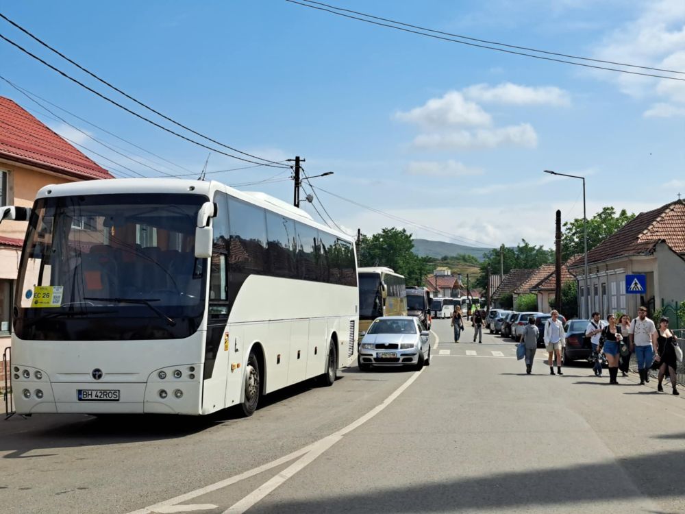 Din cauza numărului mare de persoane care vin astăzi la Bonțida, pasagerii sunt debarcați la distanță considerabilă față de castel | Foto: Bianca Preda - monitorulcj.ro