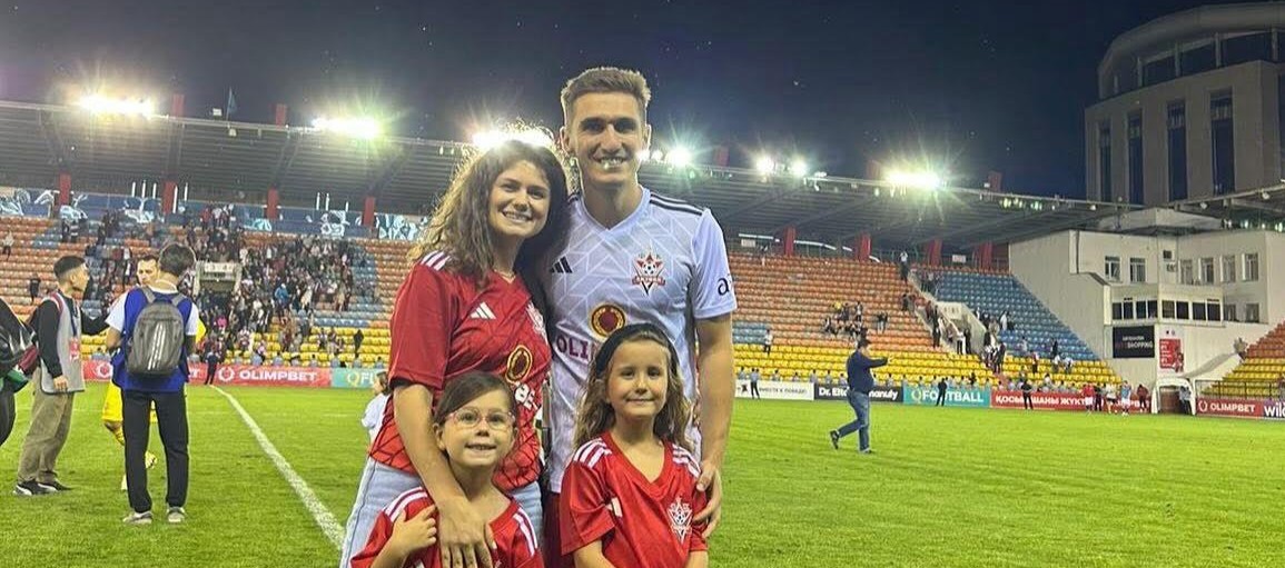 Bogdan Vătăjelu, împreună cu soția și cei doi copii | Foto: arhivă personală Bogdan Vătăjelu Facebook