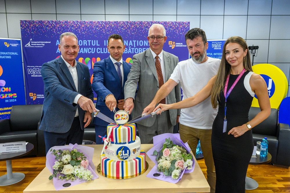 Alexandru Cordoș, consilier județean, Florentin Burz, subprefect Cluj, David Ciceo, directorul Aeroportului Cluj și pasagerul 2.000.000 de anul trecut, Emil Rad| Foto: Aeroportul Internațional Avram Iancu Cluj - Facebook