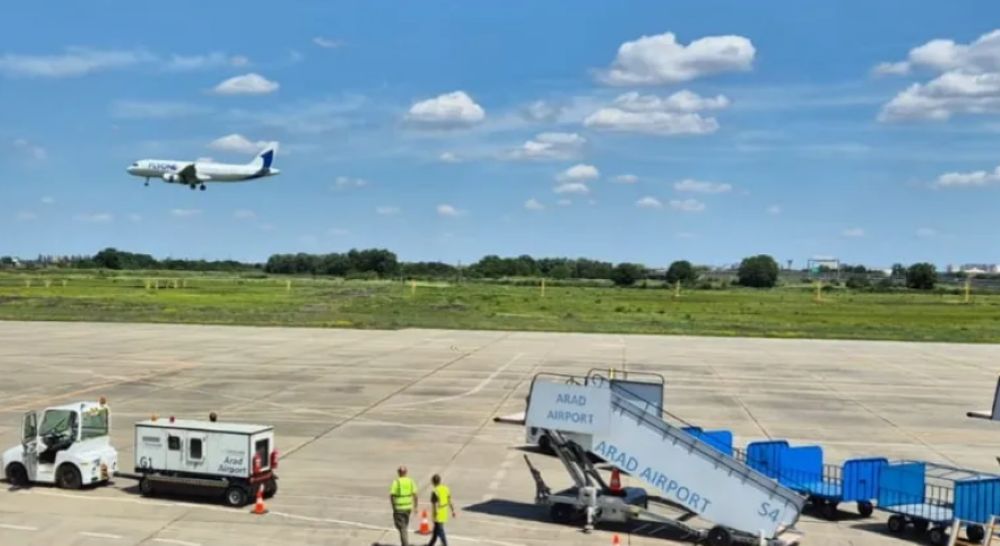 Zeci de pasageri lunar la Aeroportul Arad, zeci de mii în conturile conducerii | Foto: Facebook