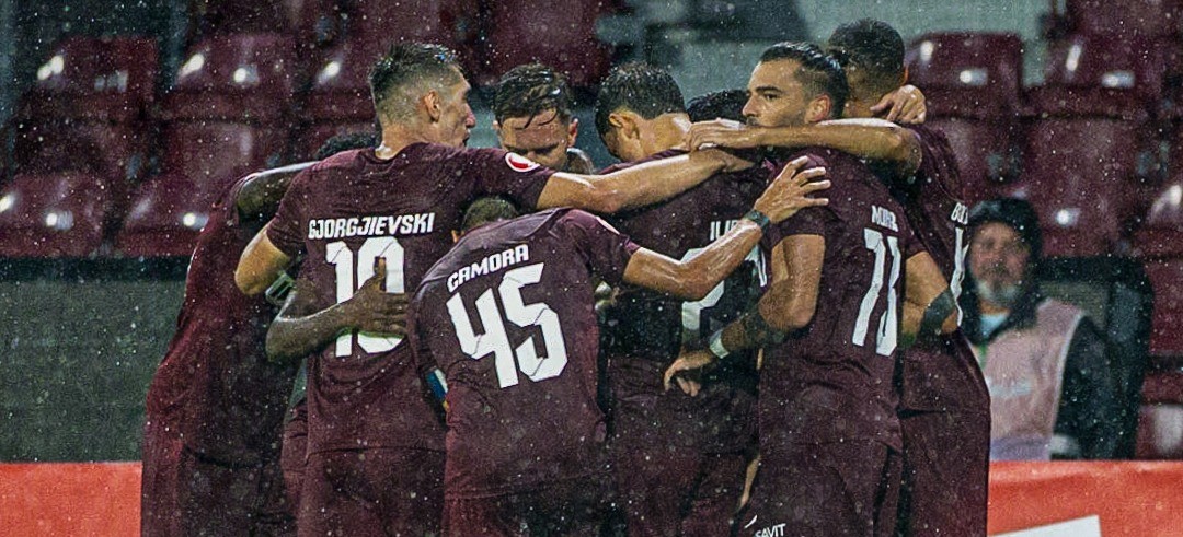 Bucuria jucătorilor lui Dan Petrescu după golul marcat de Alin Fică | Foto: CFR 1907 Cluj Facebook