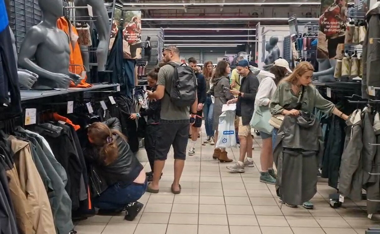 Electric Castle pe noroi, rafturile pe zero. Lipsă totală de cizme și pelerine în magazinele din oraș | Foto: Bianca Preda - monitorulcj.ro