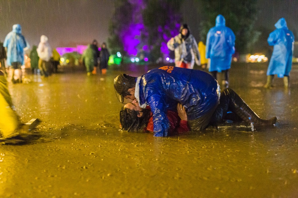 În 2016, fotografii Electric Castle au surprins doi îndrăgostiți care se sărută în ploaie, în noroi, poza viralizându-se instantaneu | Foto: Electric Castle
