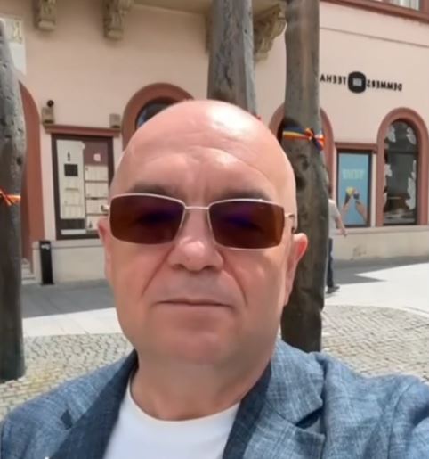 Boc, mesaj emoționant în memoria eroilor Revoluției de la Cluj din decembrie ’89: „Astăzi, ne plimbăm liberi prin Piața Unirii, dar libertatea nu e gratuită”|Foto: Emil Boc - Facebook