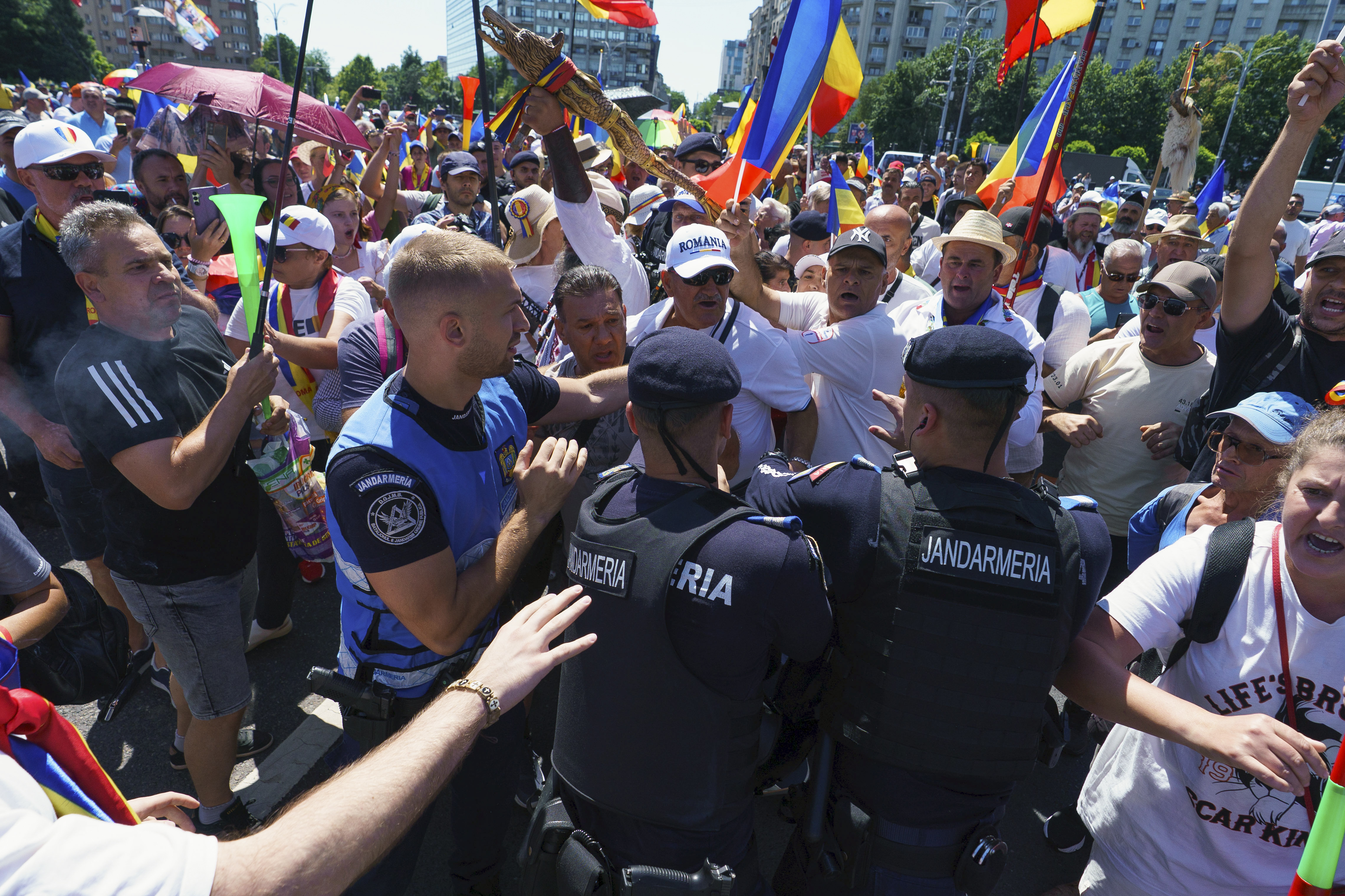 Altercații petrecute între protestatarii care participă la evenimentul PROTESTUL NAȚIONAL IEȘIȚI DIN CASĂ DACĂ VĂ PASĂ DE ROMÂNIA și reprezentanți ai Jandarmeriei Române, în București, 20 iulie 2025. Inquam Photos / Tudor Pană