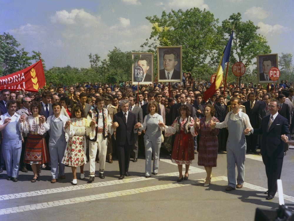 Festivismul regimului comunist nu a umplut frigiderele românilor, dar, paradoxal, datele unui sondaj din iulie 2025 arată că jumătate dintre cei chestionați consideră că se trăia mai bine în perioada regimului comunist. Nicolae Ceaușescu este întâmpinat fastuos la Congresul Educației Politice, în debutul Festivalului Național „Cântarea României” | Foto: Petre Dumitrescu Agerpres Foto