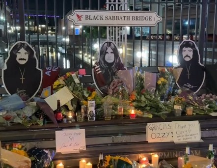 Fanii au depus flori și lumânări la Black Sabbath Bridge din Birmingham | Foto: samsthumbsup - TikTok