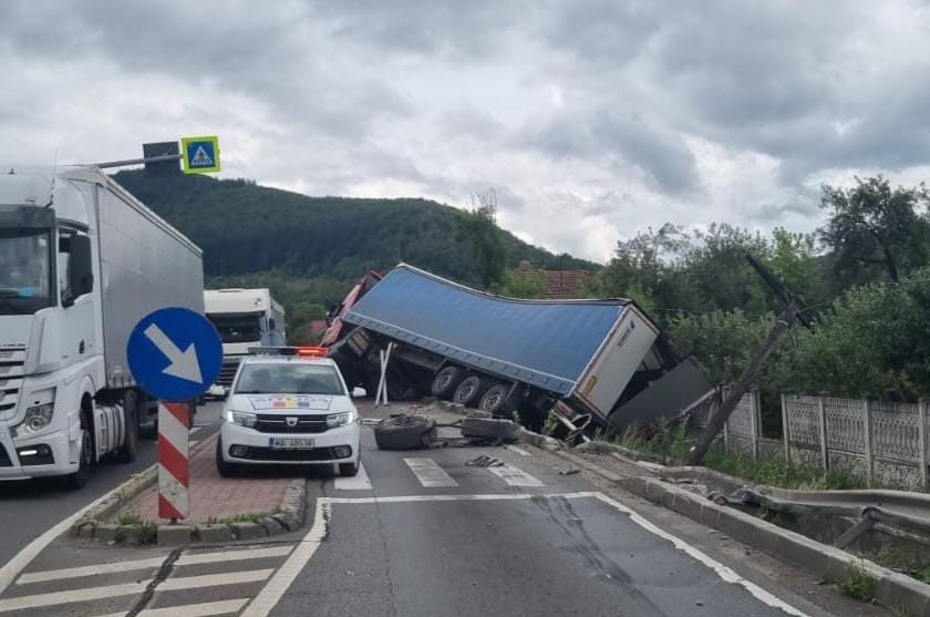 Un camion a ajuns în șant în urma unui accident rutier petrecut pe DN1 între Cluj și Oradea | Foto: IPJ Cluj