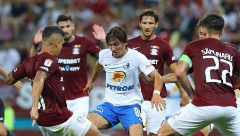 Alexi Pitu, în duel cu jucătorii Rapidului | Foto: Alexi Pitu arhivă personală / Facebook