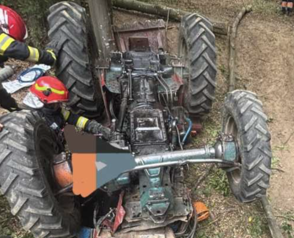 Un bărbat a decedat, în județul Argeș, după ce s-a răsturnat cu tractorul | Foto: ISU Argeș