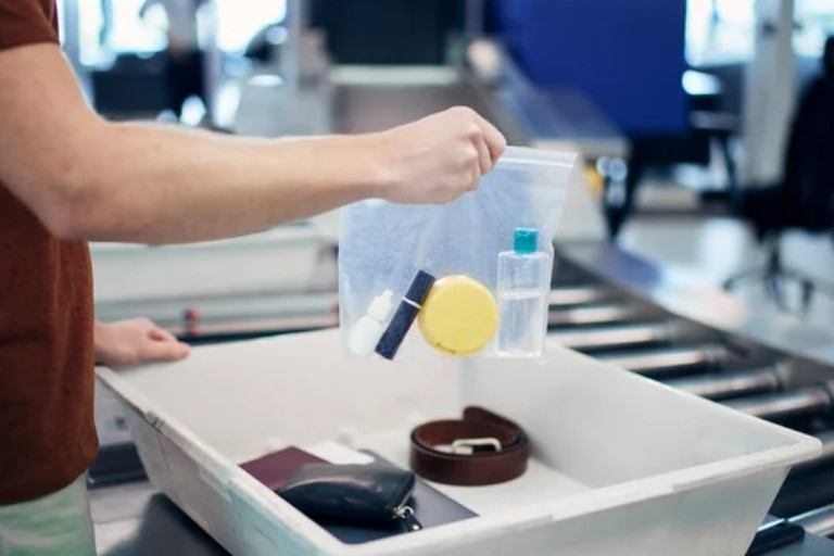 Pasagerii nu vor mai trebuie să scoată dispzitivele electronice și recipientele de peste 100 ml la Aeroportul Cluj |Foto: depositphotos.com