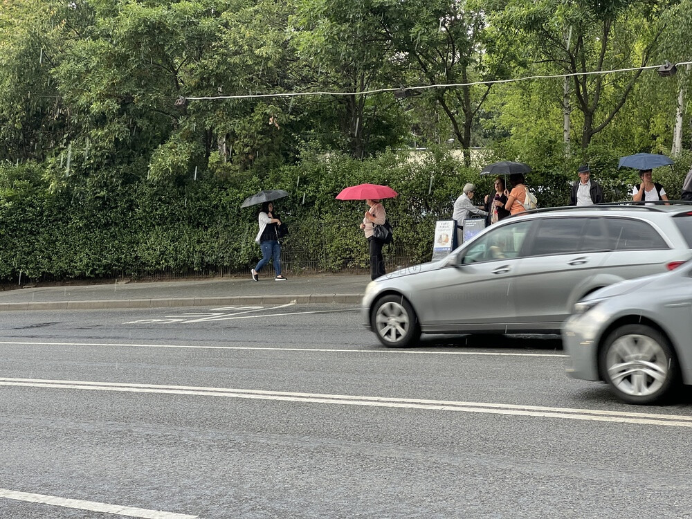 Oameni cu umbrele în stația Bucium din Cluj-Napoca | Foto: monitorulcj.ro