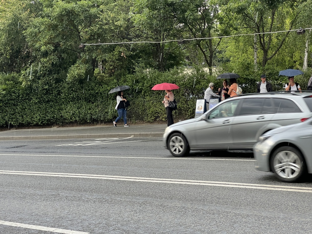 Oameni cu umbrele în stația Bucium din Cluj-Napoca | Foto: monitorulcj.ro