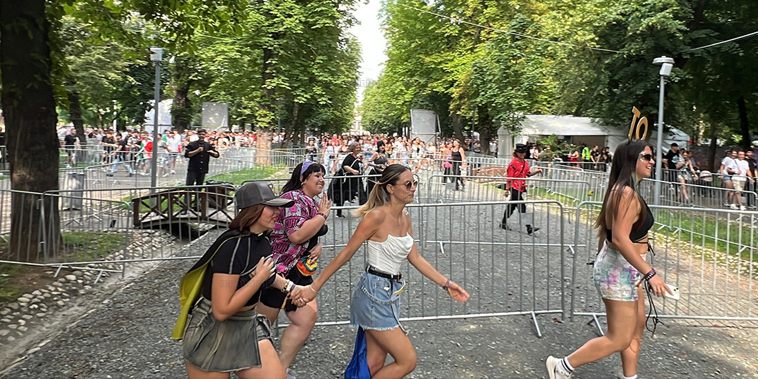 Deschiderea porților la UNTOLD a fost întâmpinată cu entuziasm de mii de fani, care au intrat în fugă, nerăbdători să trăiască din nou magia festivalului. | Foto: Sergiu TĂMAȘ - monitorulcj.ro