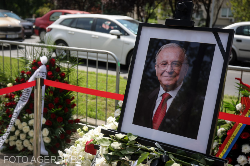 Persoane depun flori și aprind lumânări în memoria fostului președinte Ion Iliescu, în fața Palatului Cotroceni.|Foto: RADU TUTA / AGERPRES FOTO