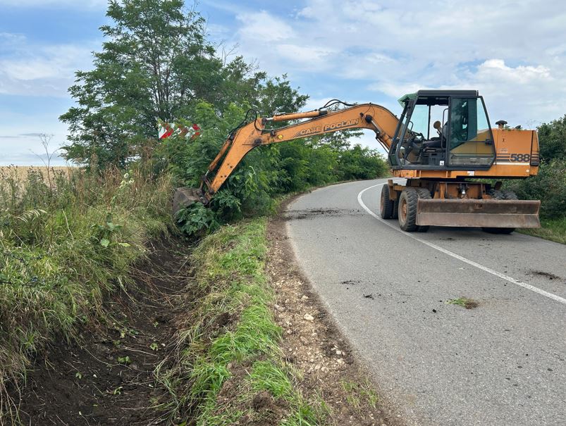 Lucrări de întreținere pe drumul județean (DJ 161B) care leagă Turda de Ploscoș|Foto: Consiliul Județean Cluj