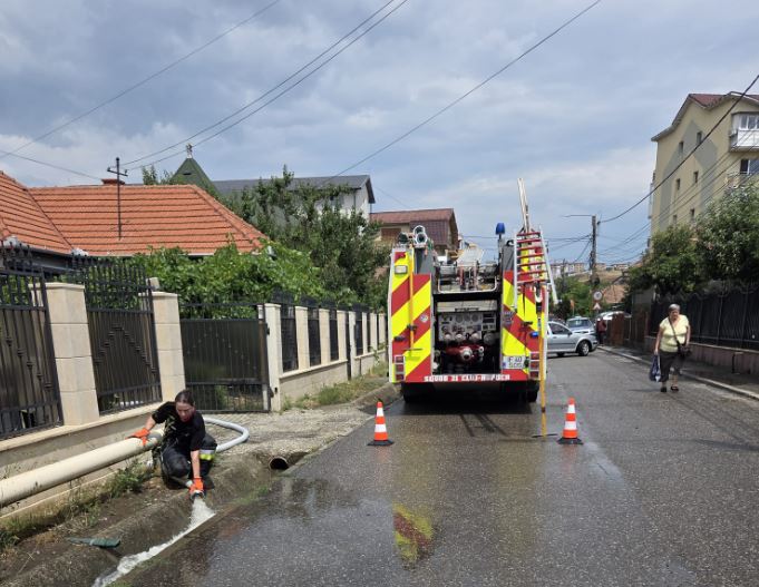Intervenții de urgență în Apahida pentru îndepărtarea efectelor produse de fenomenele meteo extreme|Foto: Primăria comunei Apahida - Facebook