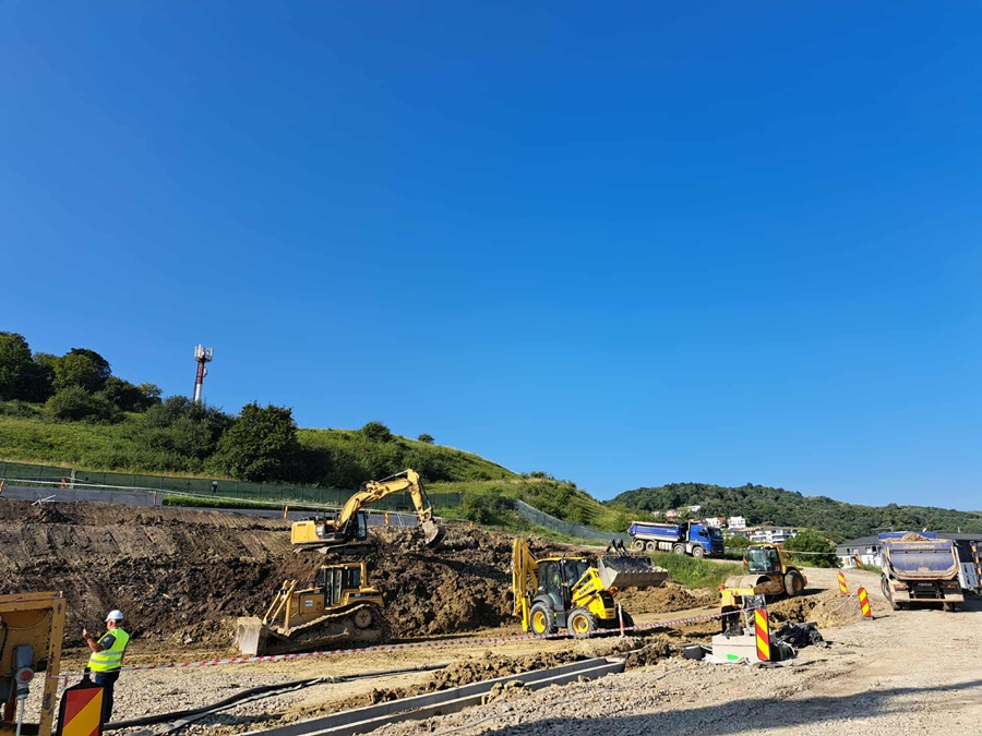 Zeci de utilaje și muncitori lucrează la puțul de lansare, amplasat în zona stației Teilor (stația 2), în comuna Florești | Foto: Bianca PREDA – monitorulcj.ro
