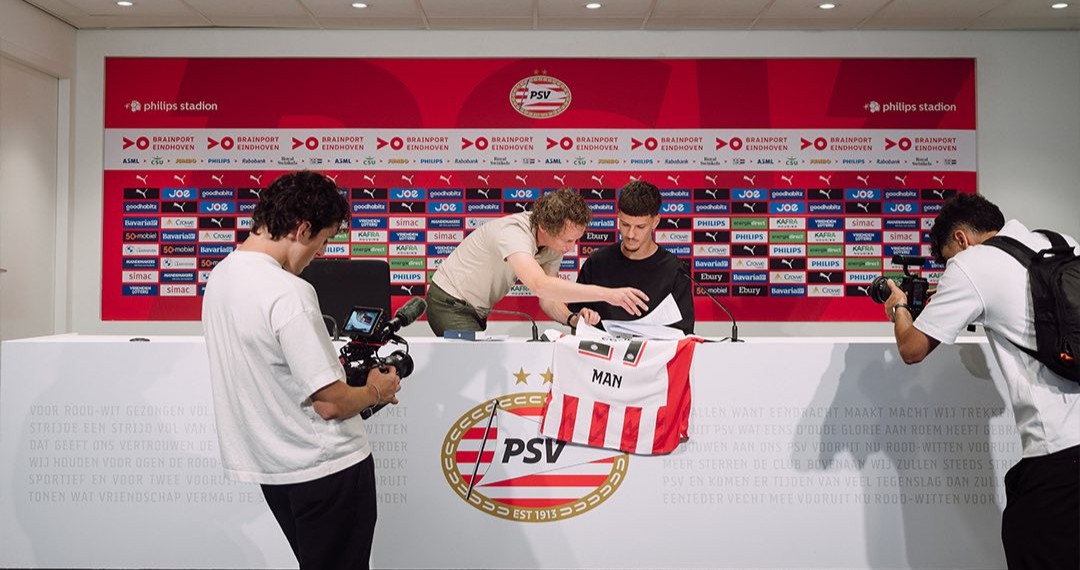Man a fost prezentat marți de PSV | Foto: PSV Facebook