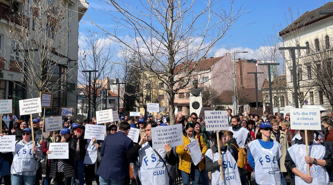 Protest al profesorilor clujeni în fața sediului Prefecturii Cluj, martie 2023|Foto: monitorulcj.ro