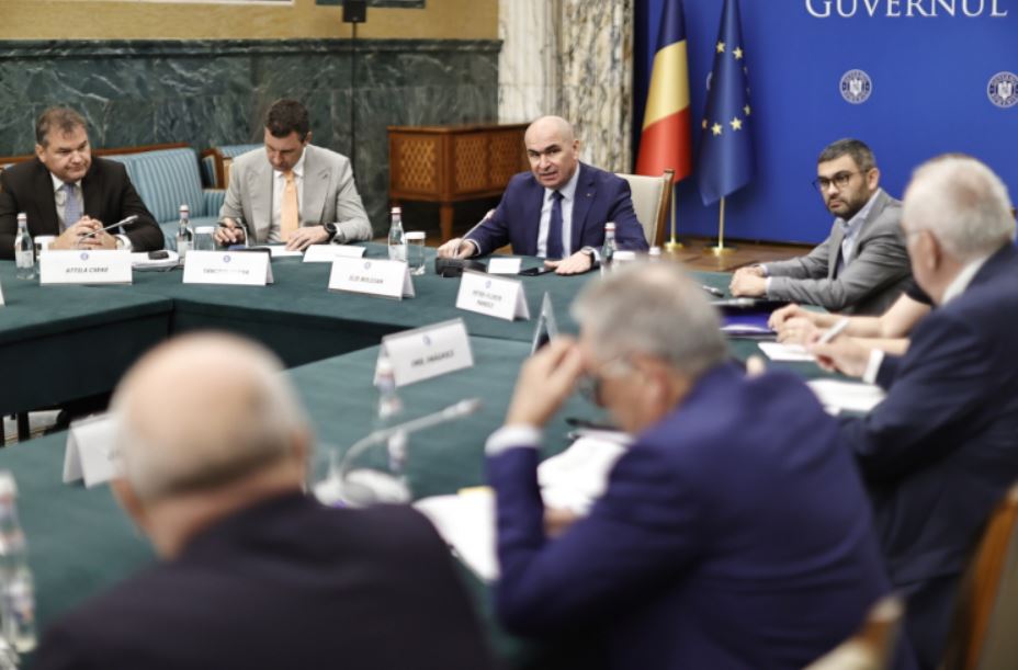 Bolojan cere primarilor de comune „responsabilitate față de banul public”. Funcționarii amenință cu greva generală.|Foto: gov.ro