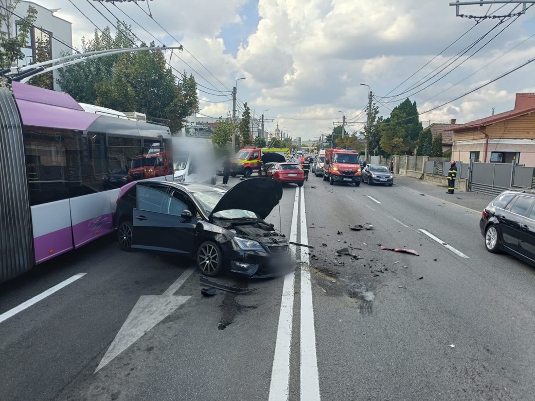 Accident rutier în patru în Cluj-Napoca. Au fost implicate trei mașini și un troleibuz | Foto: ISU Cluj