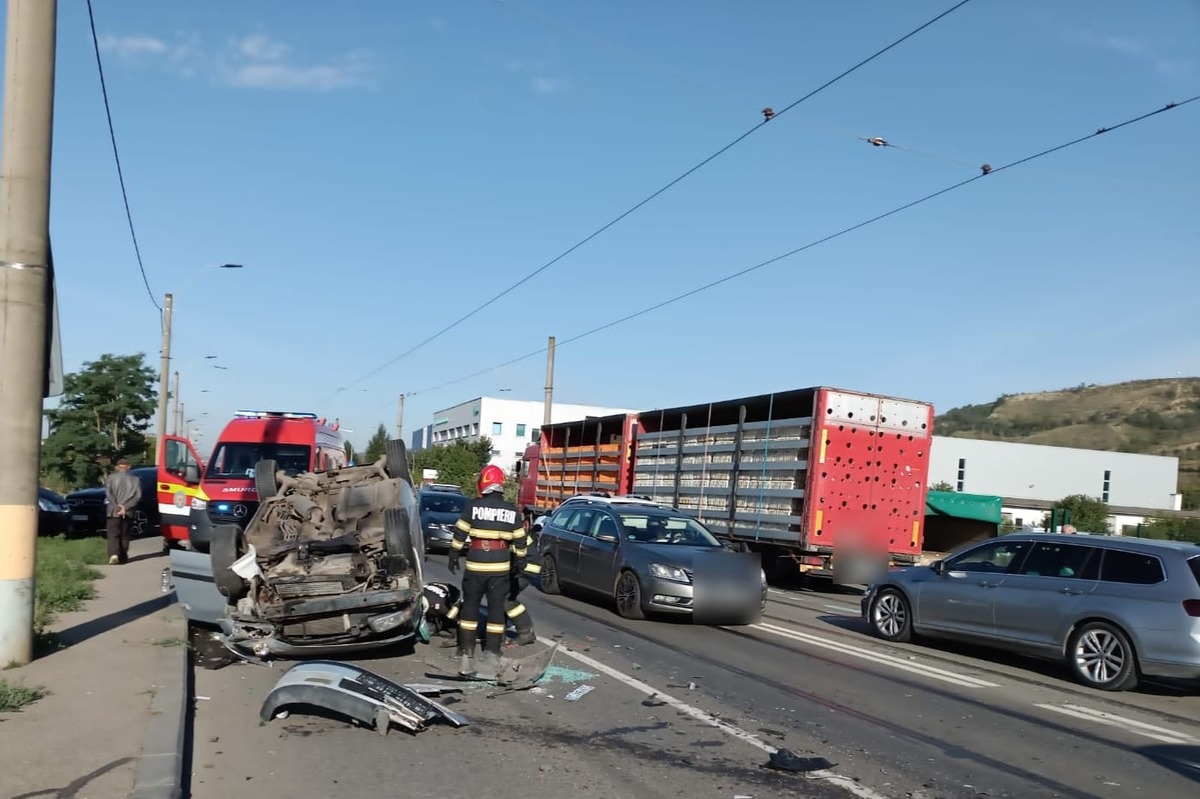 Mașină răsturnată într-un accident pe Bulevardul Muncii din Cluj-Napoca | Foto: ISU Cluj