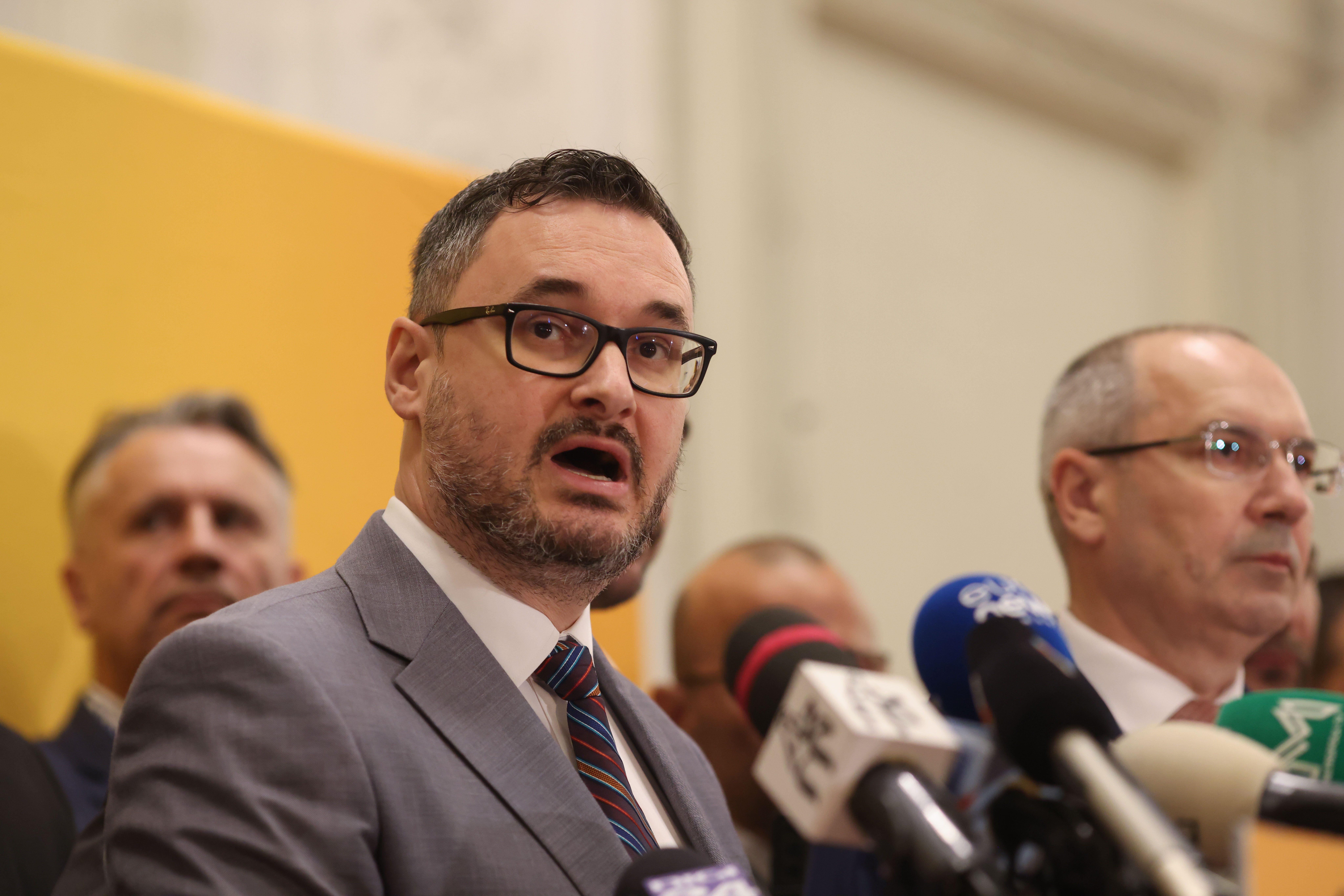Dan Tanasă, alături de parlamentari ai AUR, susține declarații de presă la Palatul Parlamentului din București, 20 mai 2025|Foto: Inquam Photos / George Călin